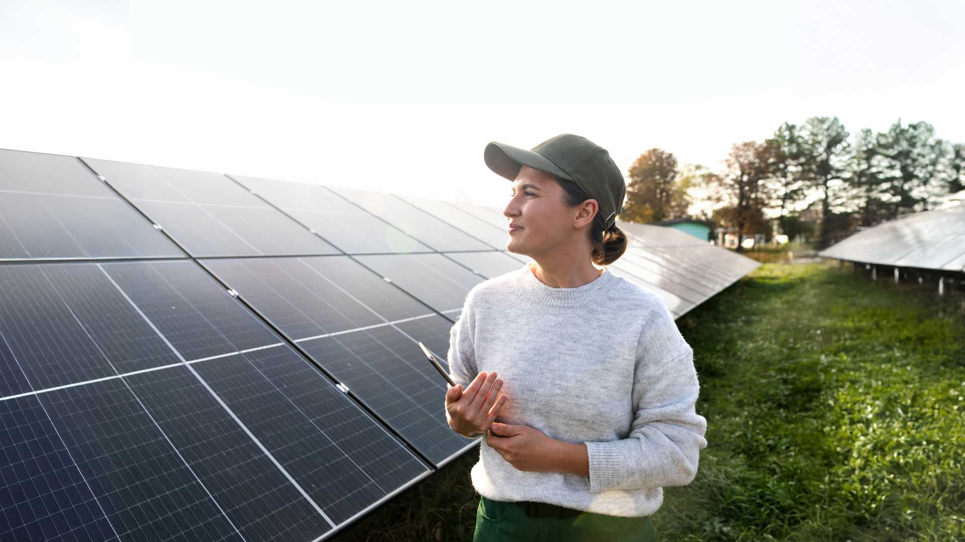 Frau vor einer Agri-PV Anlage auf Feld