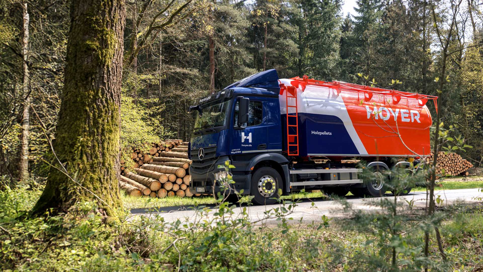Ein Hoyer TKW für Holzpellets fährt durch den Wald
