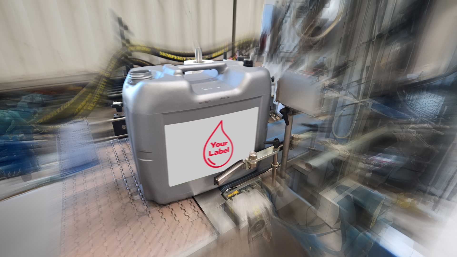 Hoyer Schmierstoff Gebinde und Fässer mit Hoyer Lkw im Hintergrund