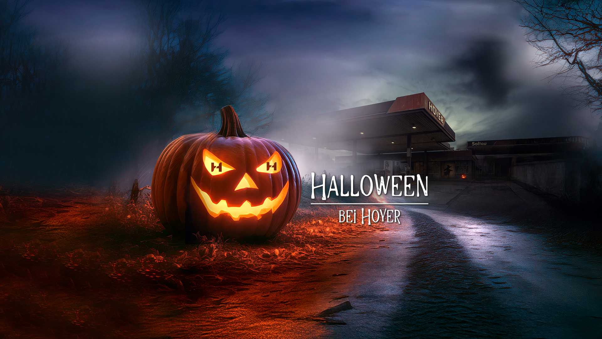Beleuchteter Halloween-Kürbis mit Hoyer Tankstelle im dunklen Hintergrund